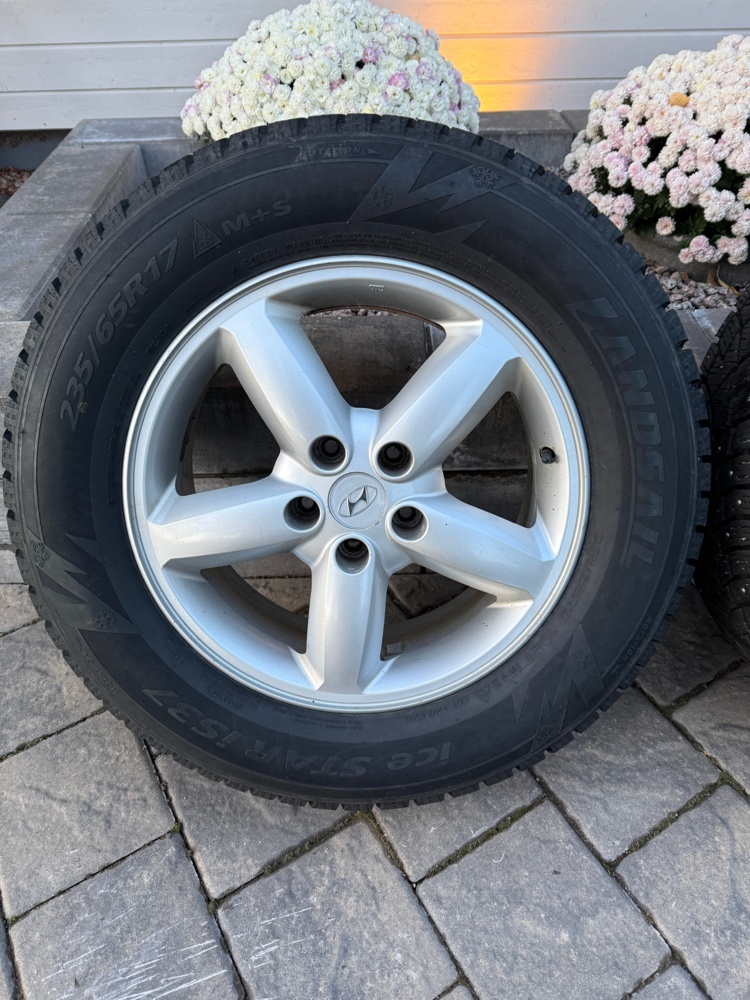 1141038-2 Landsail Ice Star dubbdäck 235/65 R17. Hyundai originalfälg aluminiumfälg