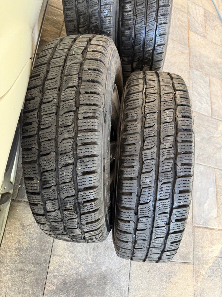 1141039-2 Dubbfria vinterdäck (4 st) på stålfälg Kumho winter pro tran CW51 225/75 R16C .