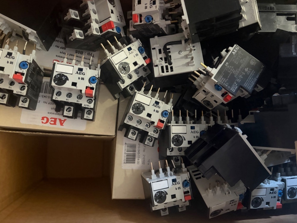 1530148-2 Approximately 190 motor protectors - AEG b05 / Schneider Electric - unused in original packaging