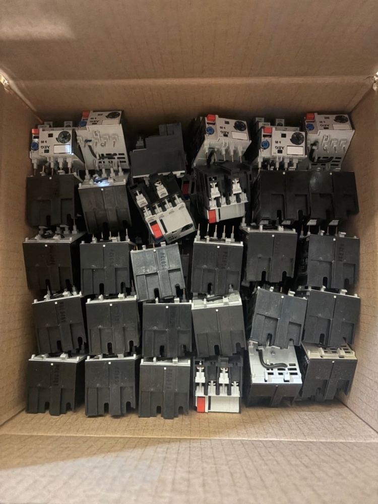 1530148-1 Approximately 190 motor protectors - AEG b05 / Schneider Electric - unused in original packaging