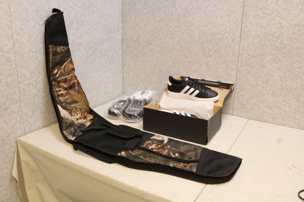 1515265-2 Shoes and gun cases