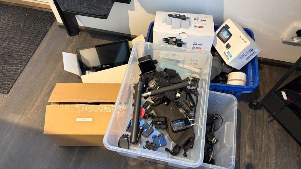 1595335-1 Miscellaneous tech gadgets