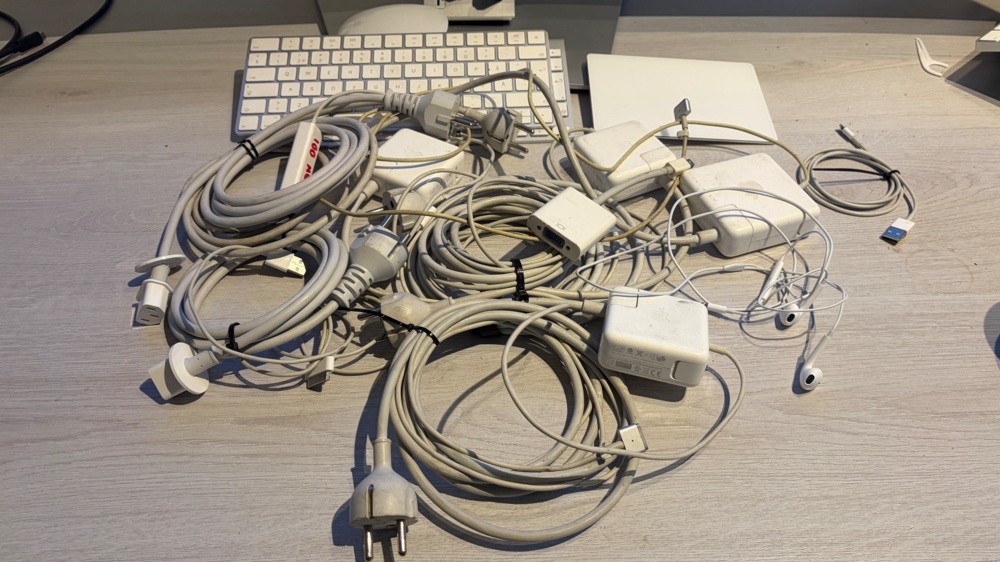 1596196-1 Apple accessories and more