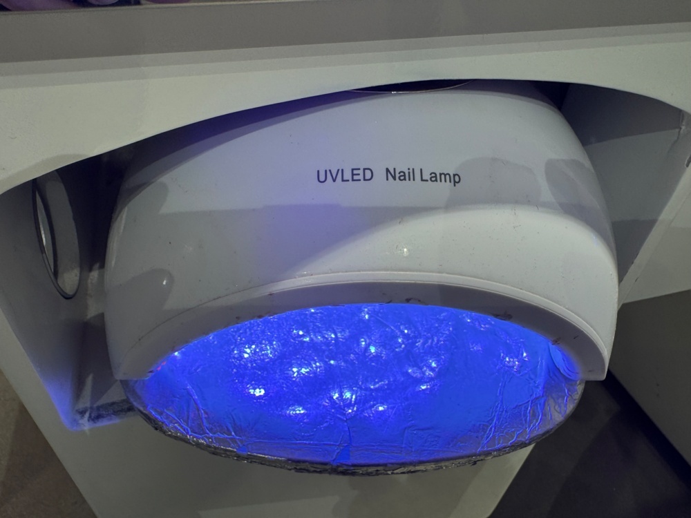 1406135-2 Behandlingsstation för nagelvård – med UV/LED-lampa och stol