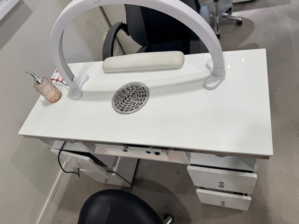 1406136-2 Behandlingsstation för nagelvård – med 2 stolar