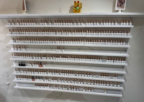 Hylla med nagellack – Stor samling