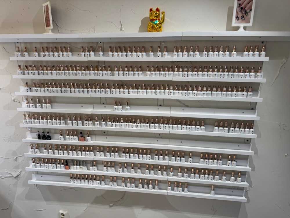 1406138-1 Hylla med nagellack – Stor samling