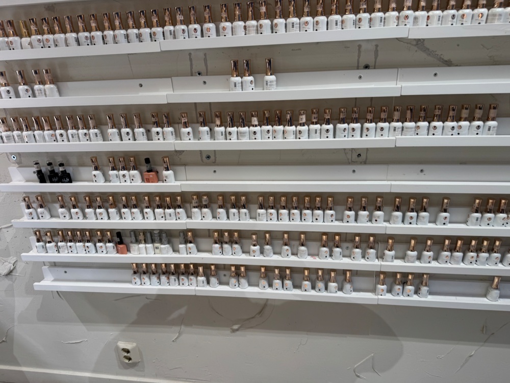 1406138-2 Hylla med nagellack – Stor samling