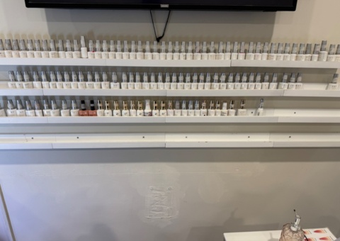2 st hyllor med nagellack – Stor samling