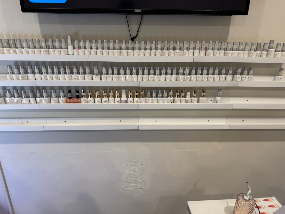1406139-1 2 st hyllor med nagellack – Stor samling