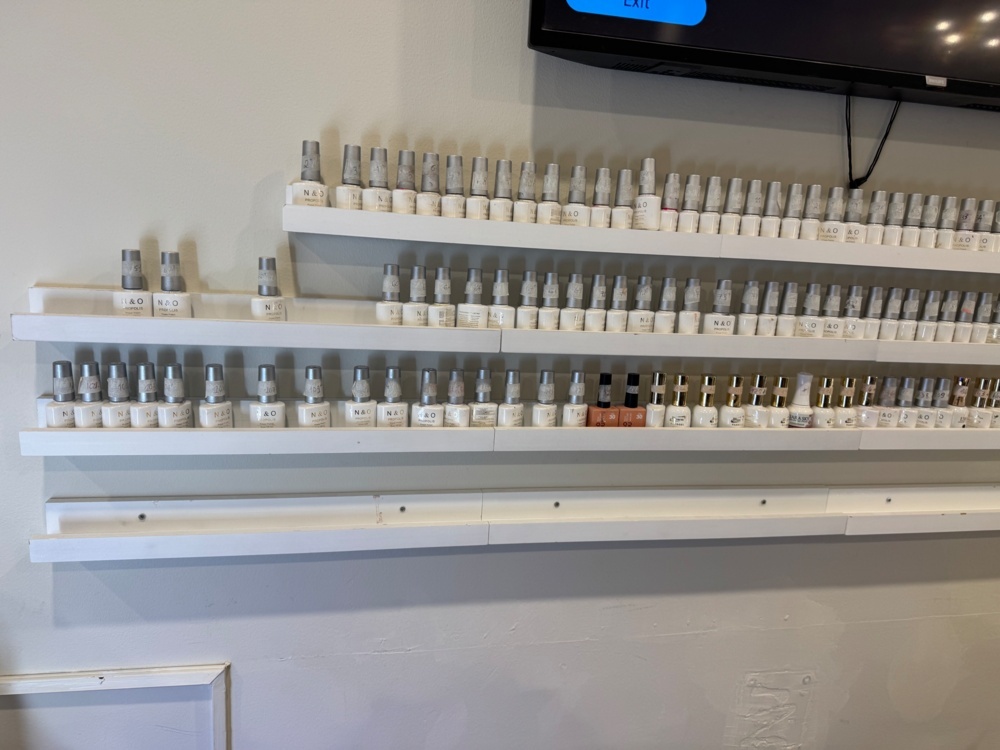 1406139-2 2 st hyllor med nagellack – Stor samling