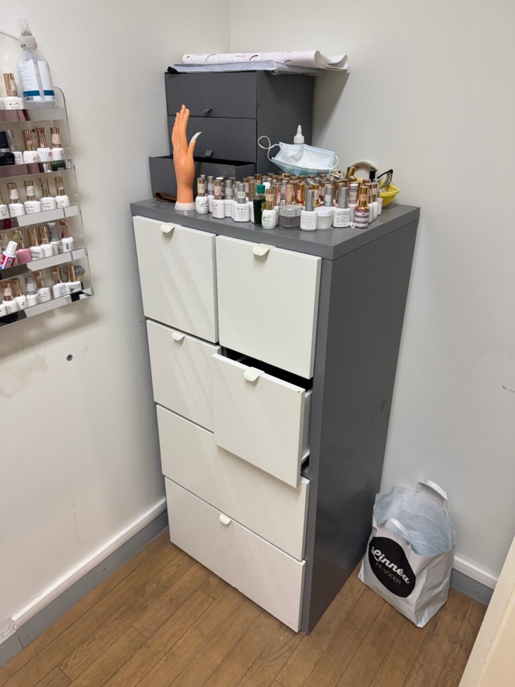 1406147-1 Skåp och hylla med innehåll – Nagelprodukter