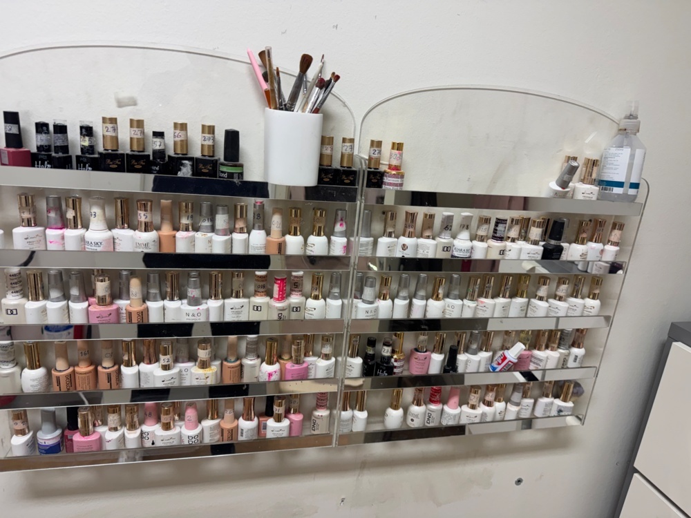 1406147-2 Skåp och hylla med innehåll – Nagelprodukter