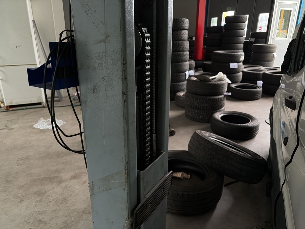 1576465-2 Two-post lift 4.2 tons