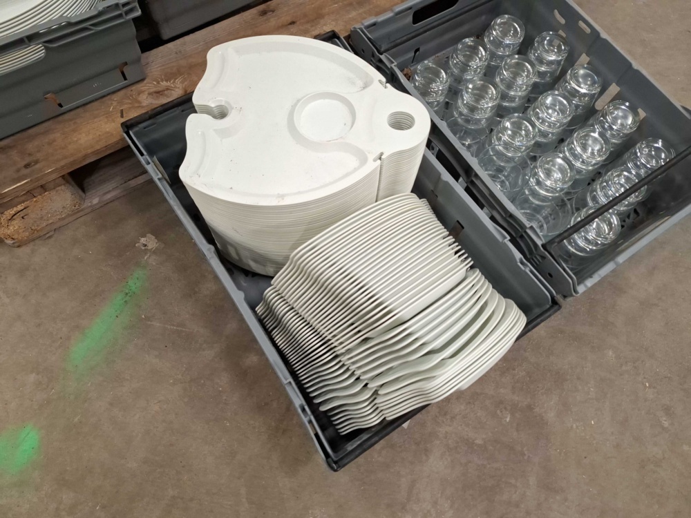 1596068-2 Serveringsartiklar - glas, serveringsbrickor, muggar och kannor