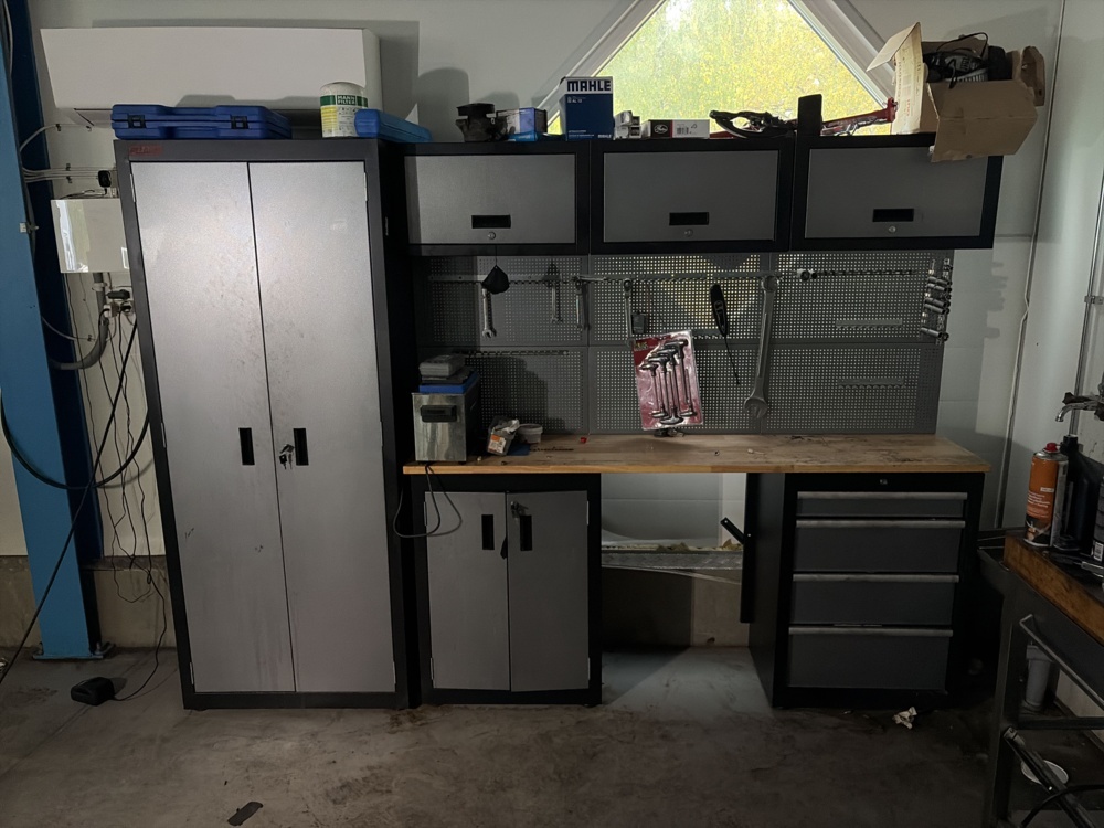1576468-1 Workshop station with workbench, cabinets etc. - Pela