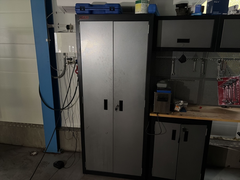 1576468-2 Workshop station with workbench, cabinets etc. - Pela