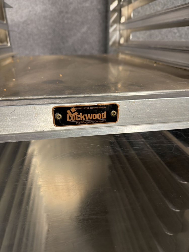 1566374-2 Baking tray trolley with door - Lockwood