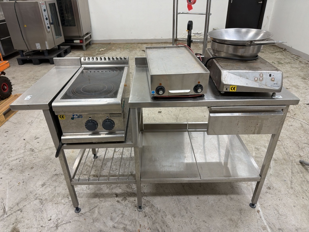 1566382-1 Kitchen bench with stove, frying pan and wok - Electrolux, FKI