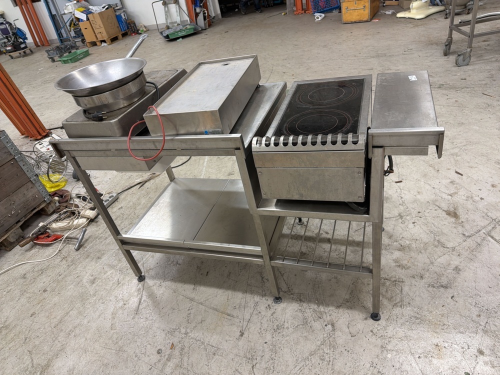 1566382-2 Kitchen bench with stove, frying pan and wok - Electrolux, FKI