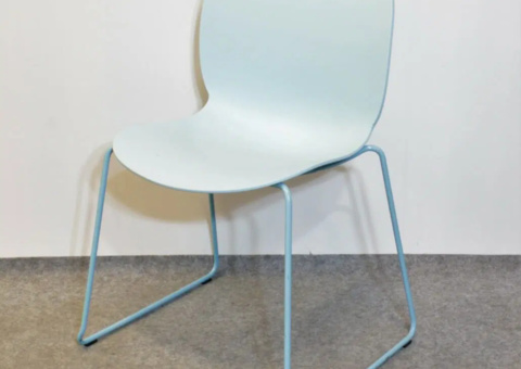 Stol RBM Noor ljusblå plastskal och medar 4 stycken