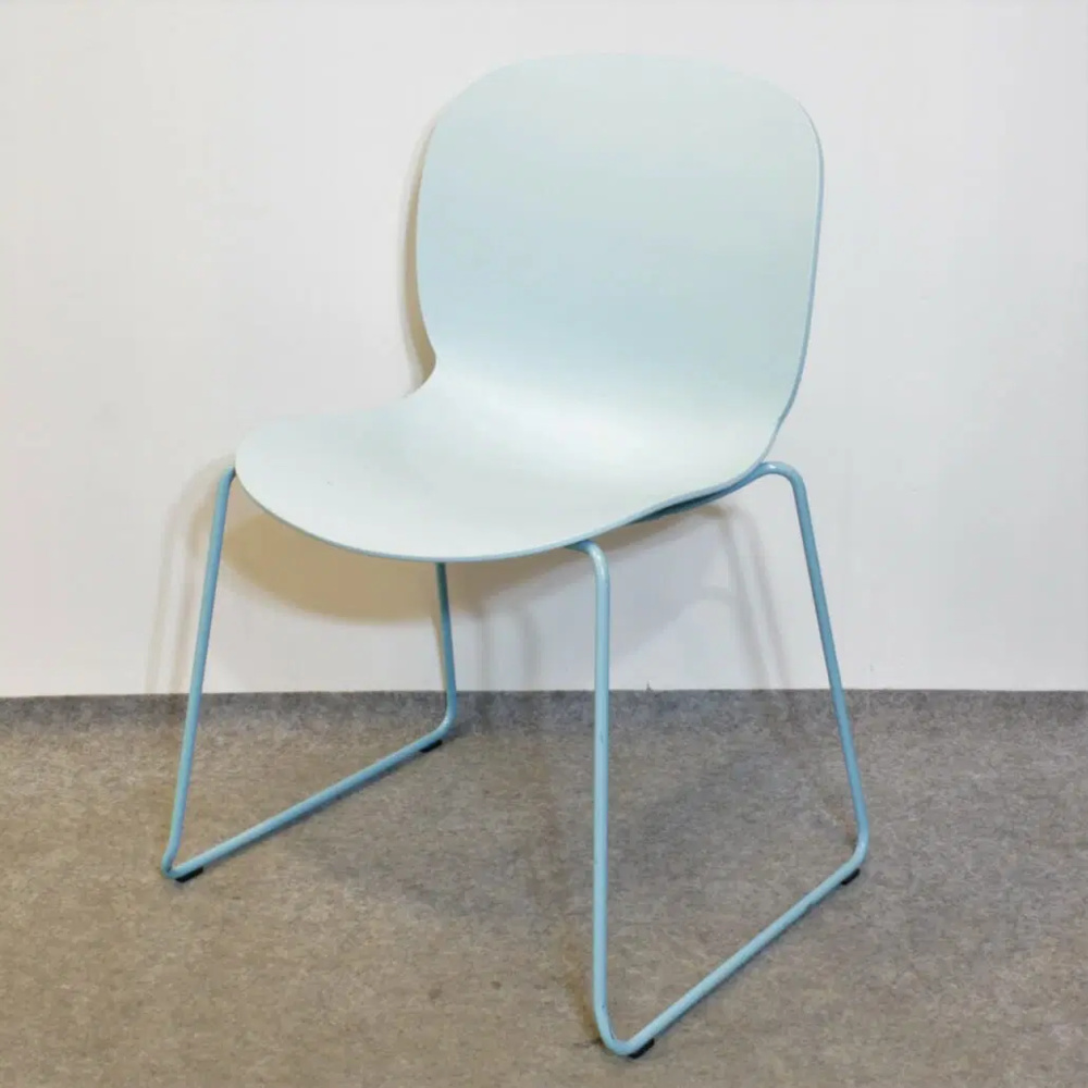 1596728-1 Stol RBM Noor ljusblå plastskal och medar 4 stycken