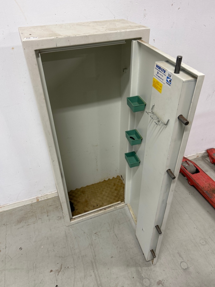 1558640-2 Gun cabinet Norlyx 70