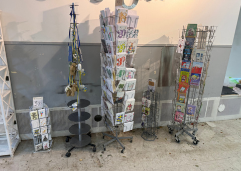 Lot with cards and stands etc.
