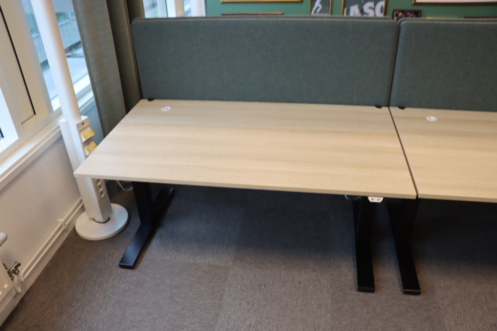 1296164-2 2 st höj/sänkbara skrivbord 140x80 Kinnarps