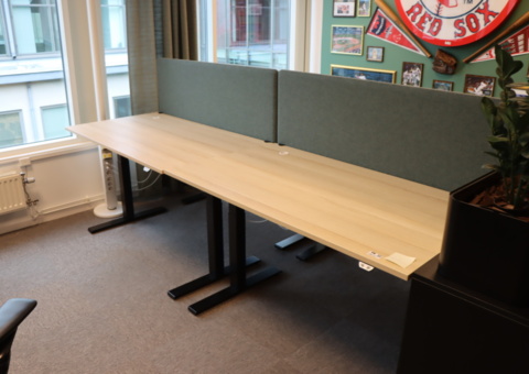 2 st höj/sänkbara skrivbord 140x80 Kinnarps