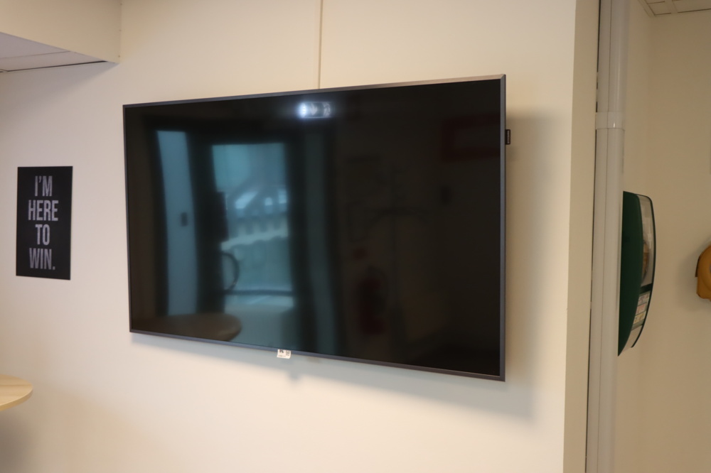 1296171-2 TV Samsung 65 tum QB65H