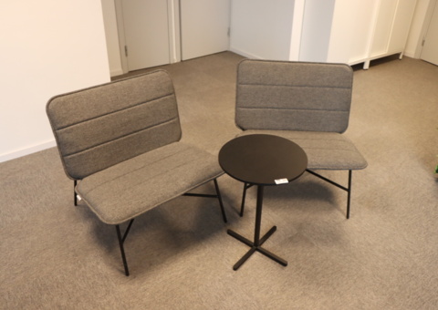 2 st fåtöljer och bord