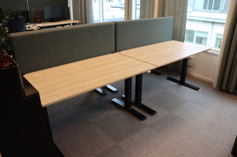 1296184-1 2 st höj/sänkbara skrivbord 140x80 Kinnarps