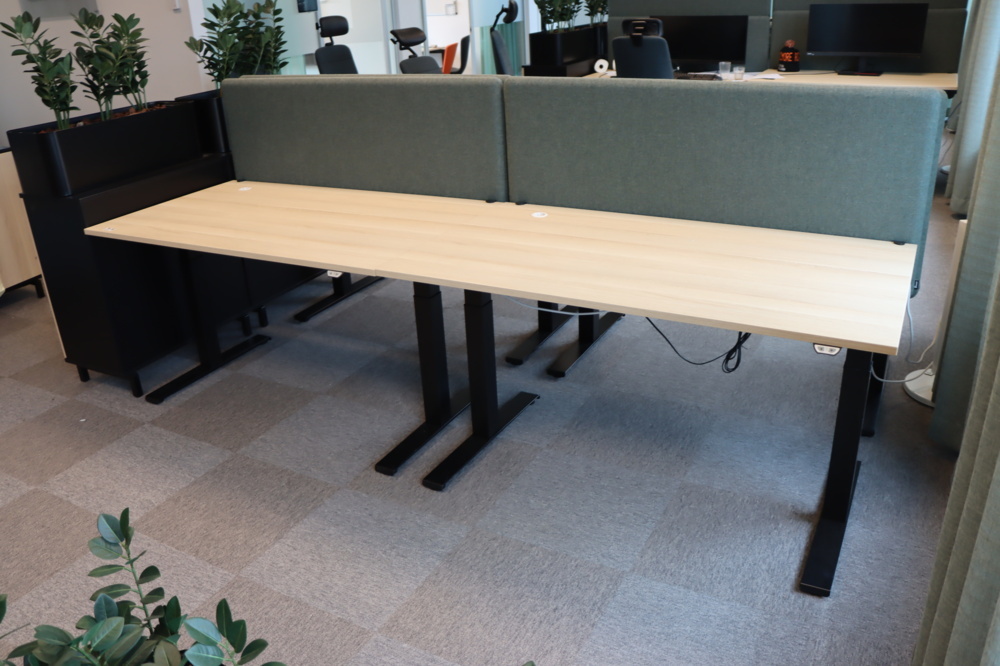 1296184-2 2 st höj/sänkbara skrivbord 140x80 Kinnarps