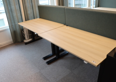 2 st höj/sänkbara skrivbord 140x80 Kinnarps