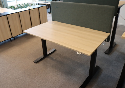1 st höj/sänkbart skrivbord 140x80 Kinnarps