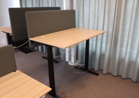 1 st höj/sänkbart skrivbord 140x80 Kinnarps