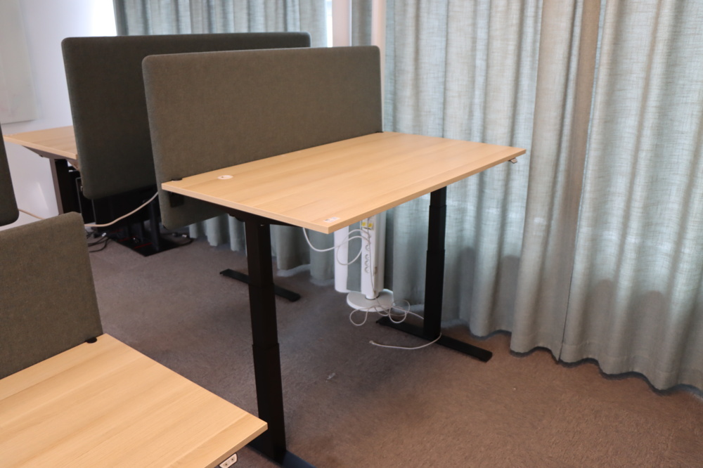 1296195-1 1 st höj/sänkbart skrivbord 140x80 Kinnarps
