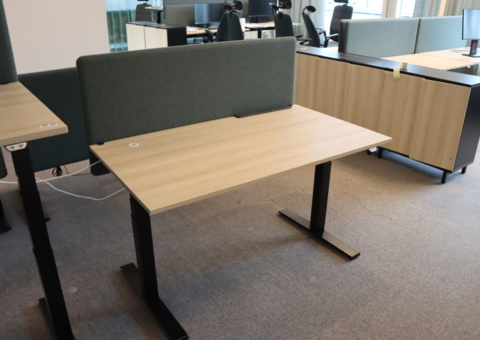 1 st höj/sänkbart skrivbord 140x80 Kinnarps