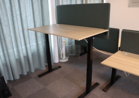 1 st höj/sänkbart skrivbord 140x80 Kinnarps