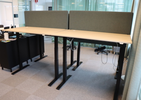 2 st höj/sänkbara skrivbord 140x80 Kinnarps