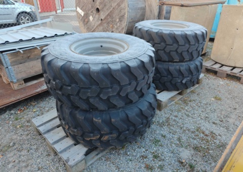 Four construction tires on rims 405/70R18