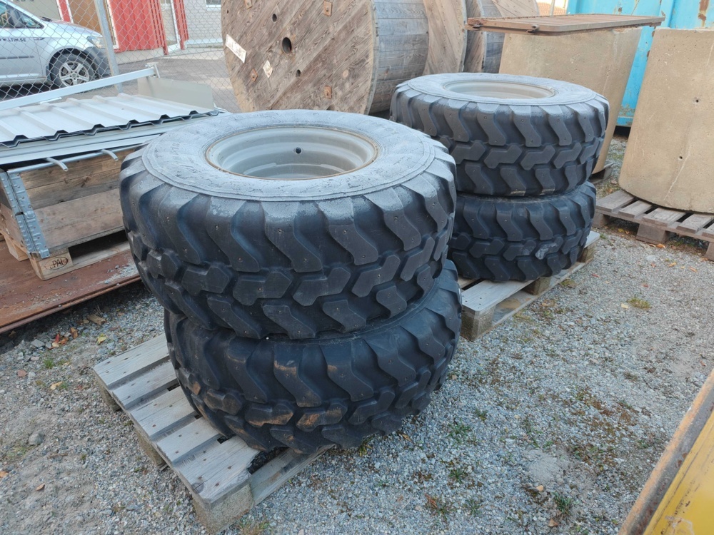 1484598-1 Four construction tires on rims 405/70R18