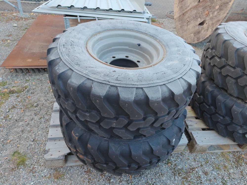 1484598-2 Four construction tires on rims 405/70R18