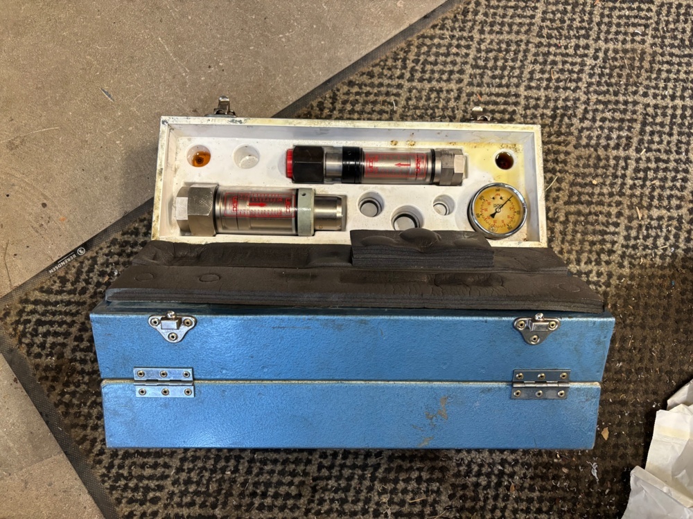 1563545-1 Tryck o flödesmätare för hydraulik  med tillbehör - UCC