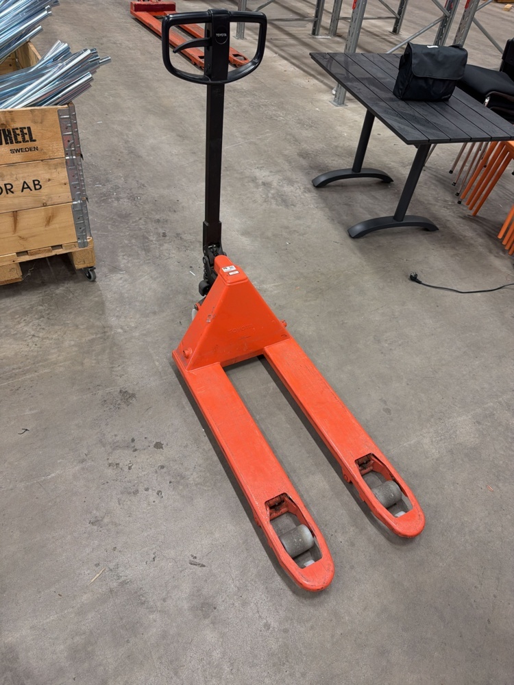 1552403-1 Pallet truck - Toyota