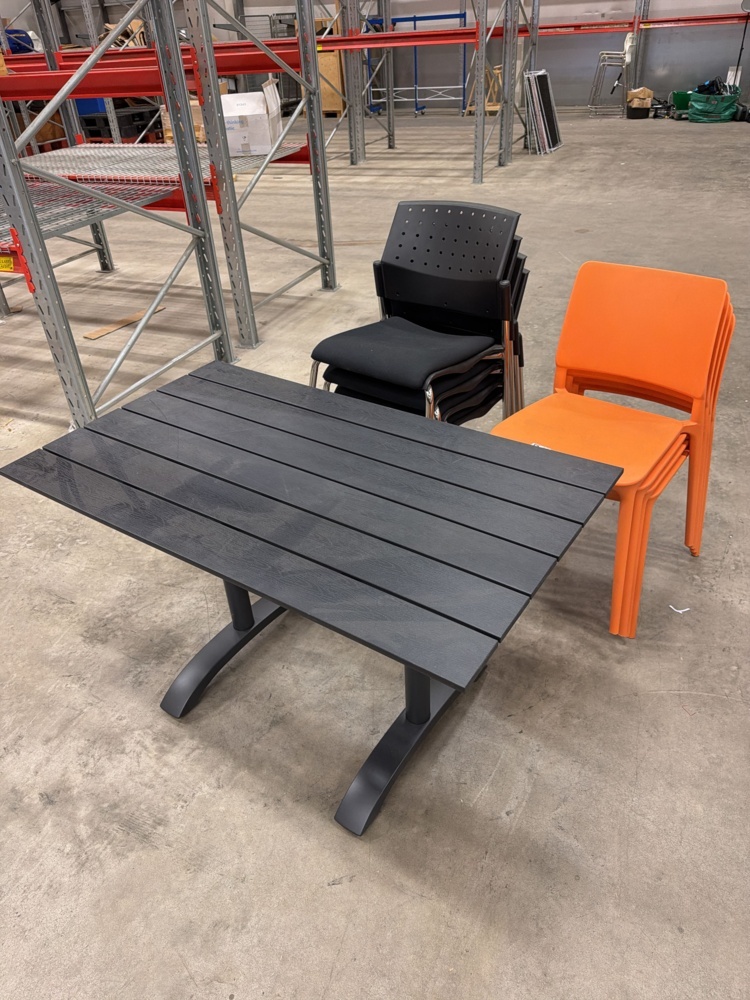 1552405-1 Table with 8 chairs