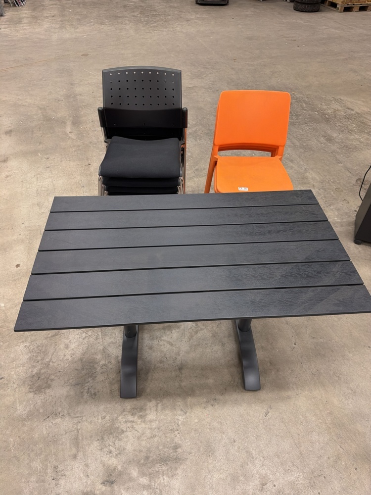 1552405-2 Table with 8 chairs