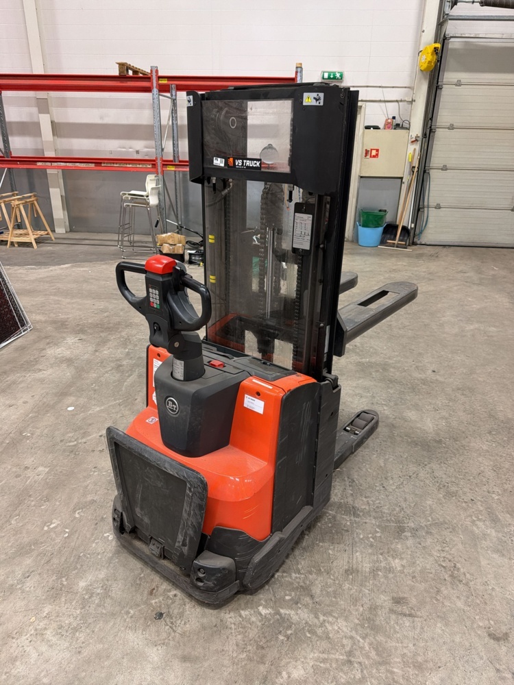 1552413-1 Articulated stacker Toyota -2011