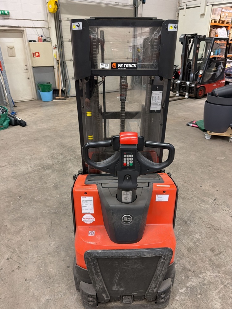 1552413-2 Articulated stacker Toyota -2011